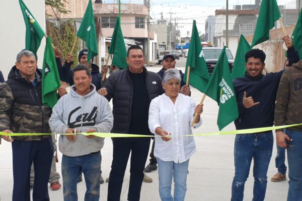 Arnulfo Urbiola inauguró pavimentación de calle Flor de Mayo en el centro de Rioverde.