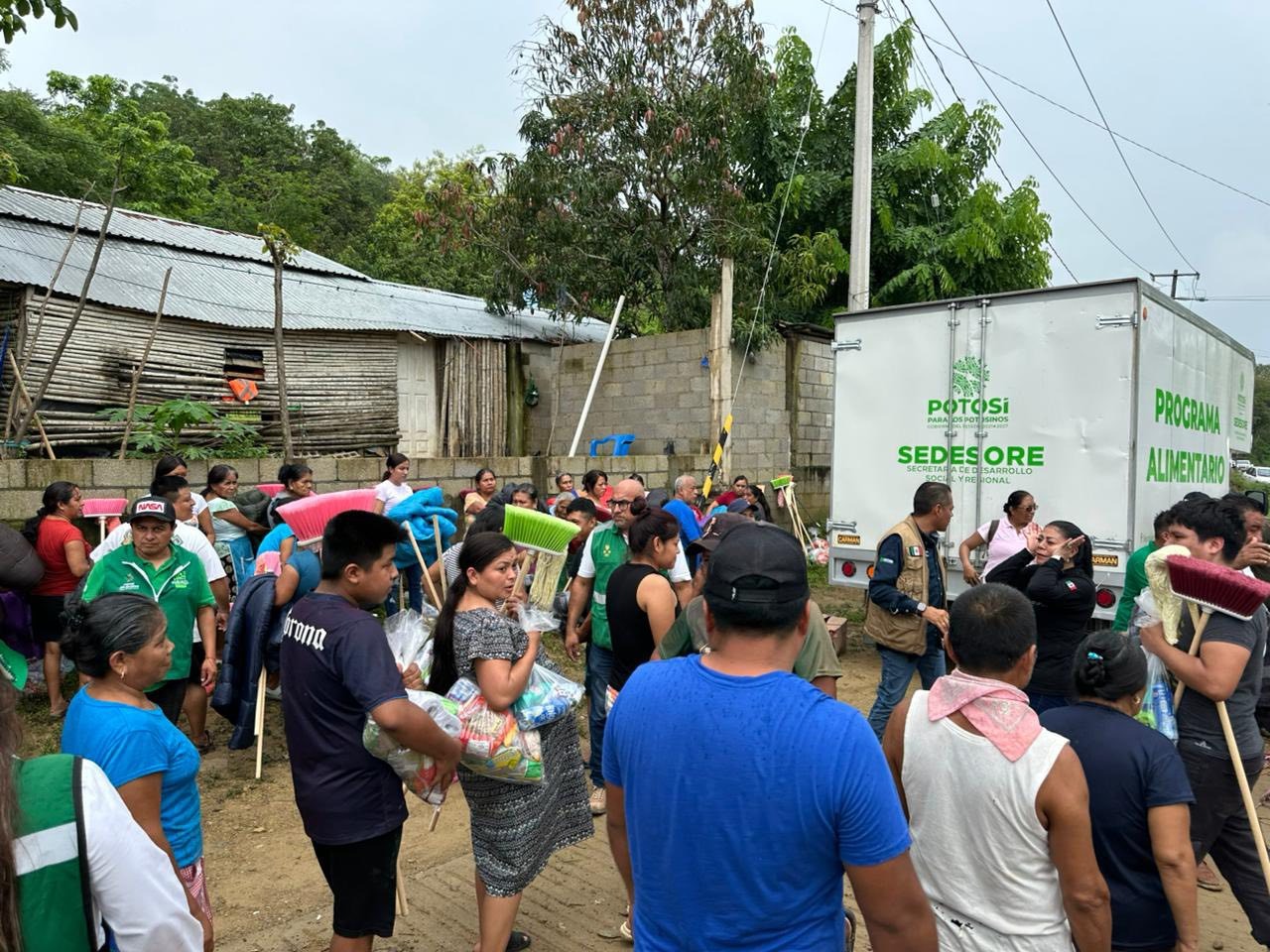 ESTADO LLEVA APOYO A FAMILIAS DE TAMAZUNCHALE AFECTADAS POR LLUVIAS