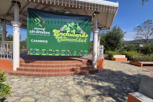 ESTADO IMPULSA MEJORA DE ESPACIOS PÚBLICOS EN XILITLA CON ENCHULANDO TU COMUNIDAD