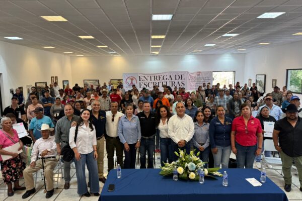 RICARDO GALLARDO CUMPLE A MATEHUALA CON ENTREGA DE ESCRITURAS