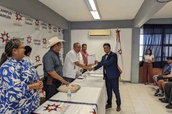 ESTUDIANTES DE LA UNIVERSIDAD INTERCULTURAL SON BENEFICIADOS CON PROGRAMA DE TITULACIÓN GRATUITA