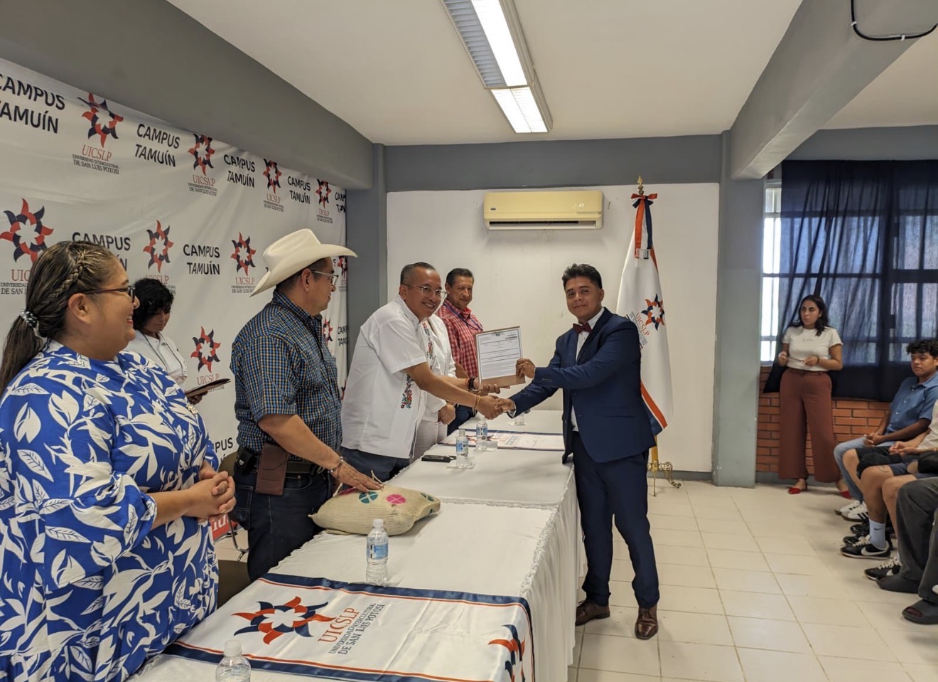 ESTUDIANTES DE LA UNIVERSIDAD INTERCULTURAL SON BENEFICIADOS CON PROGRAMA DE TITULACIÓN GRATUITA