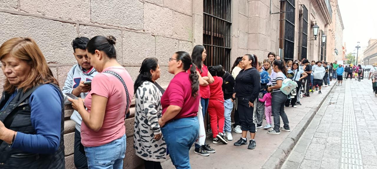 GOBIERNO DEL ESTADO ENTREGA ÁLBUMES Y ESTAMPAS DEL MUNDIAL PARA FOMENTAR LA CONVIVENCIA FAMILIAR