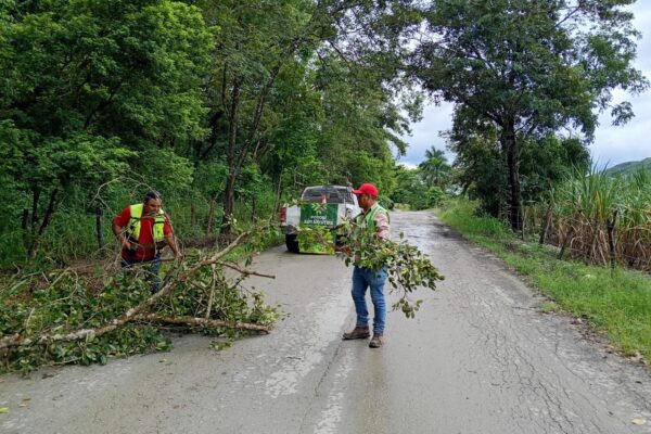 El Gobierno del Estado mantiene vigilancia permanente y atención inmediata en caminos estatales afectados por las lluvias. 🚧🌧️