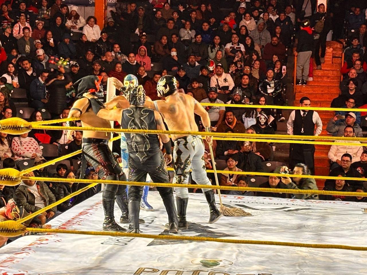 ESTRELLAS DE LUCHA LIBRE AAA LLEGAN AL PALENQUE DE LA FENAPO