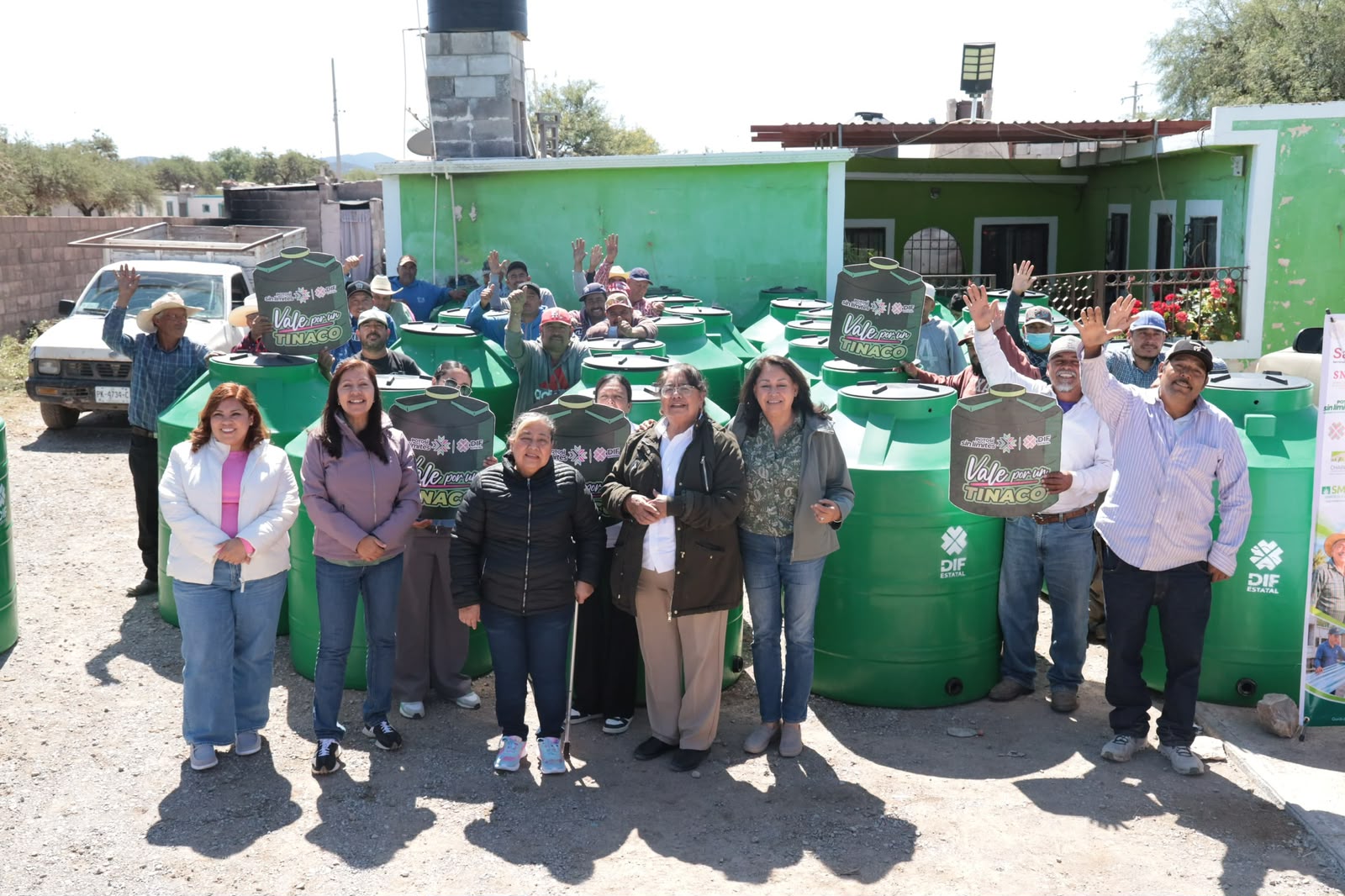 EL GOBIERNO DEL CAMBIO, A TRAVÉS DEL DIF ESTATAL, LLEVA CISTERNAS A FAMILIAS DEL ALTIPLANO POTOSINO